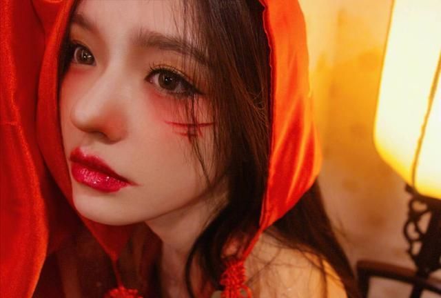 林允变身鬼新娘,穿一身红衣眼神勾人,网友:异域风情的女鬼