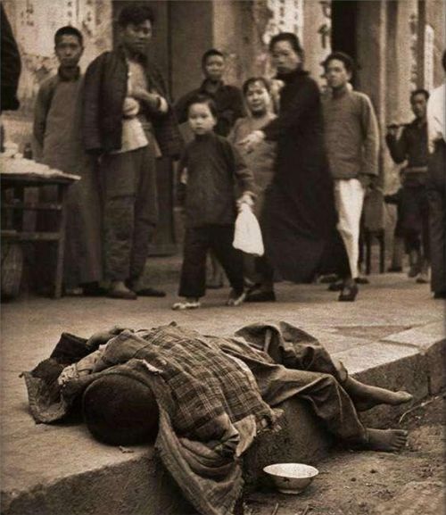 晚清真实老照片:小孩饿死街头无人收尸,图6地主婆的神情很搞笑