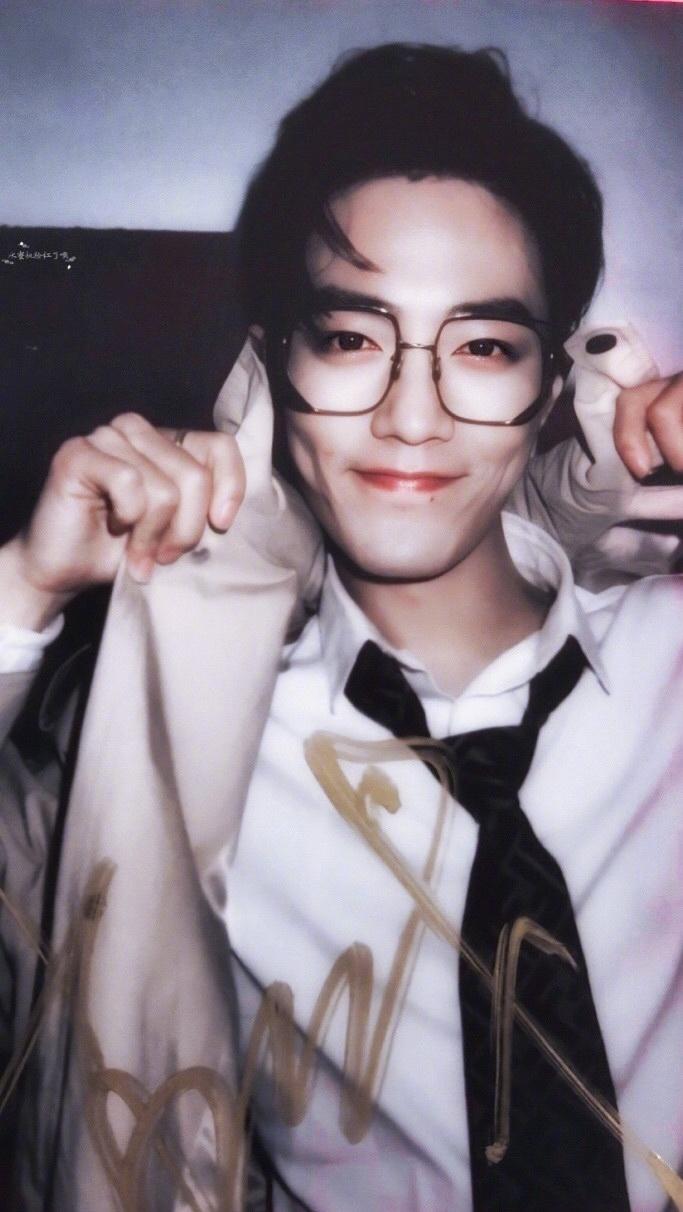 肖战拍立得小合集,比耶大笑,什么时候能来个18宫格拍立得营业!