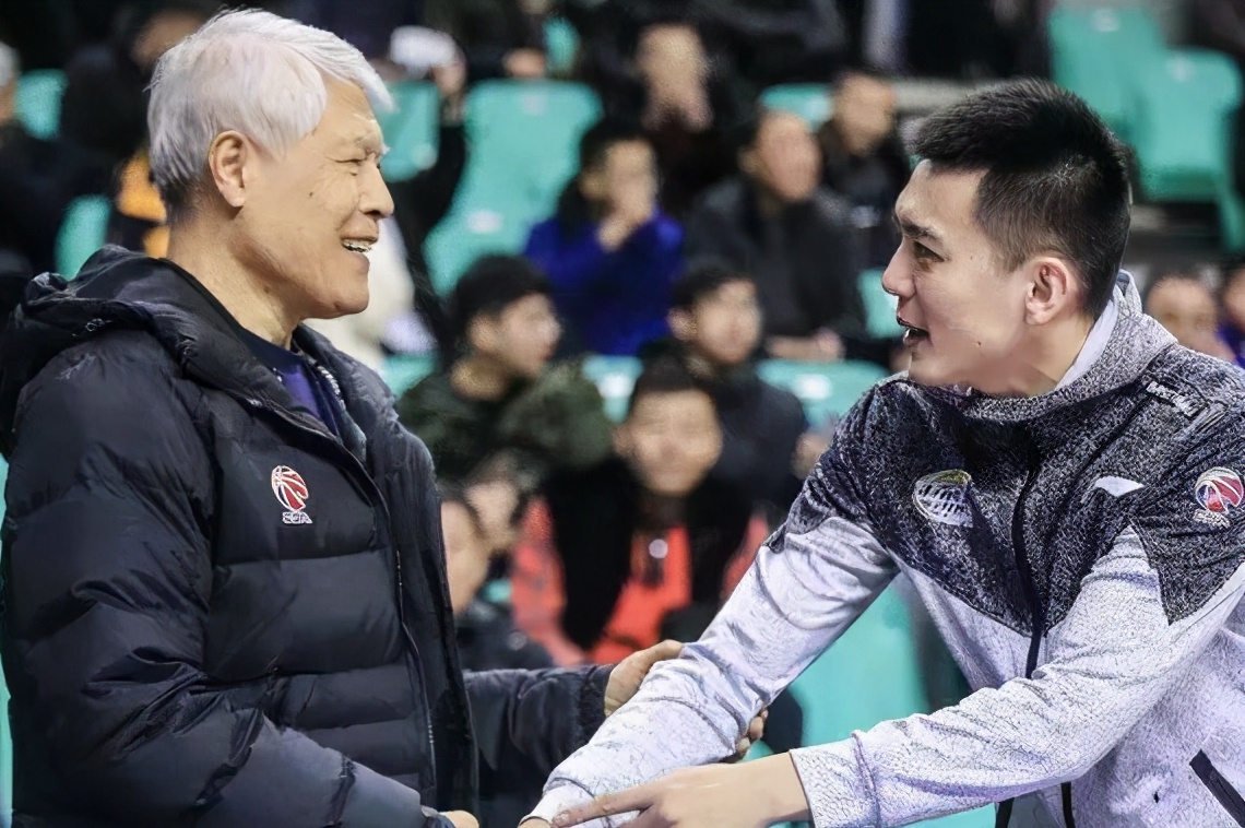 蒋兴权健步走进赛场,这步伐真不像80岁老人,杨鸣紧随其后|蒋兴权|杨鸣