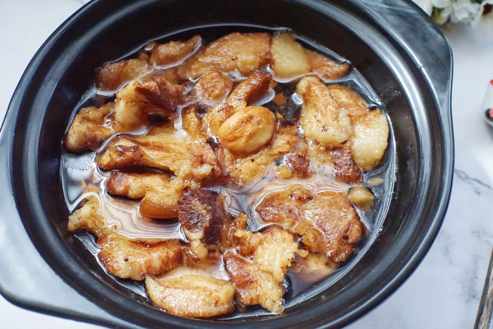 猪瘦肉被卖光卖肉小伙子教我五花肉用砂锅做太好吃了