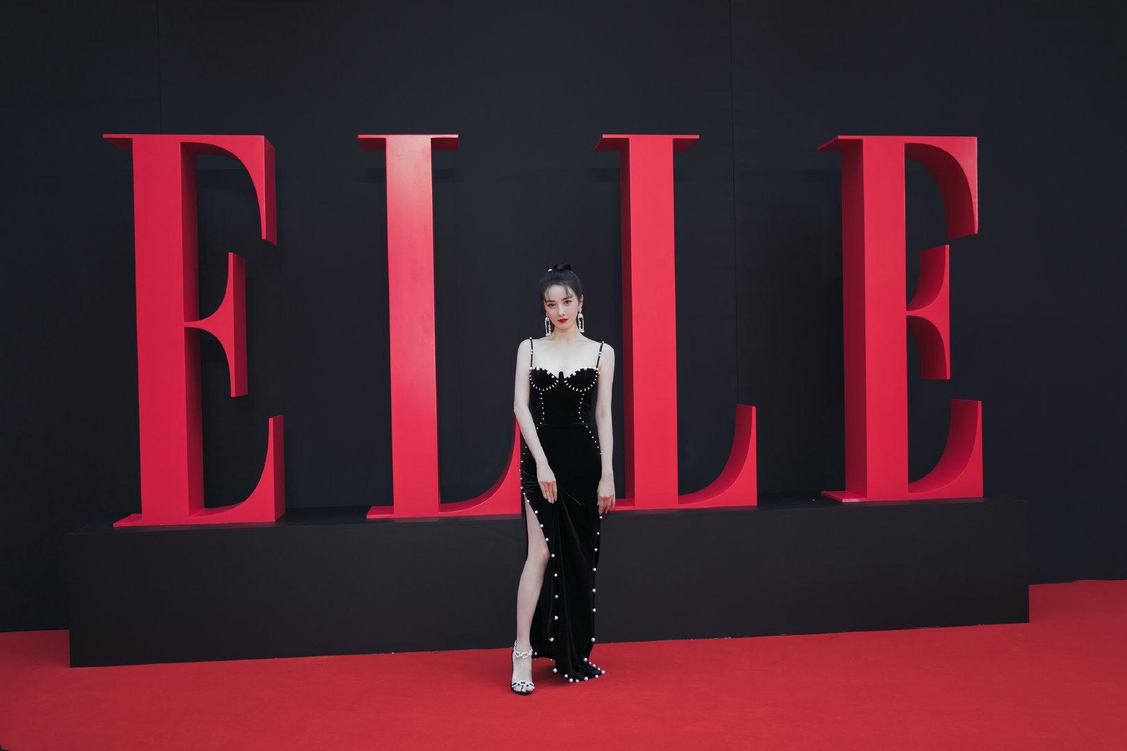 陈小纭黑色丝绒开衩紧身裙亮相活动,身材曲线优越,尽显性感妩媚