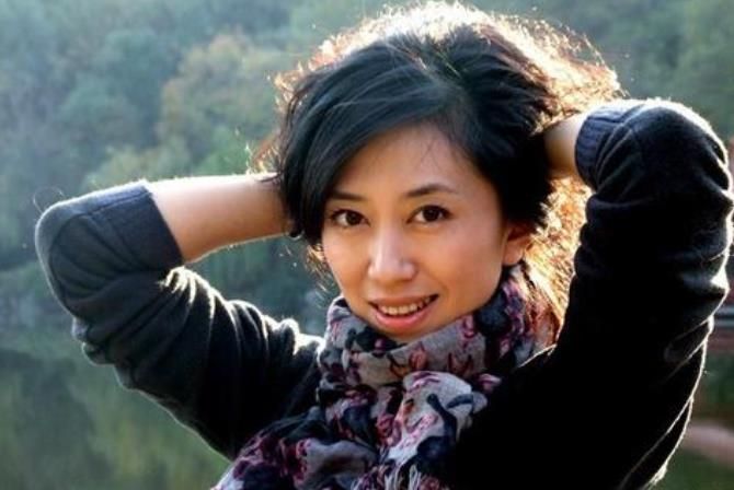 花姐扮演者李天余但是一床情书觉得,花姐似乎比话匣子更主动,更直接