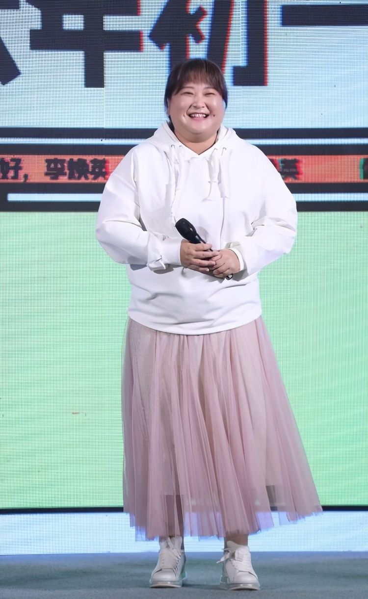 贾玲携新片亮相,薄纱裙配卫衣肚子太圆了,画报动作妖娆沈腾扮帅