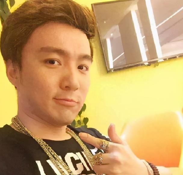 凭借三毛而红极一时,却因化妆师的失误而息影,如今怎么样了|孟智超