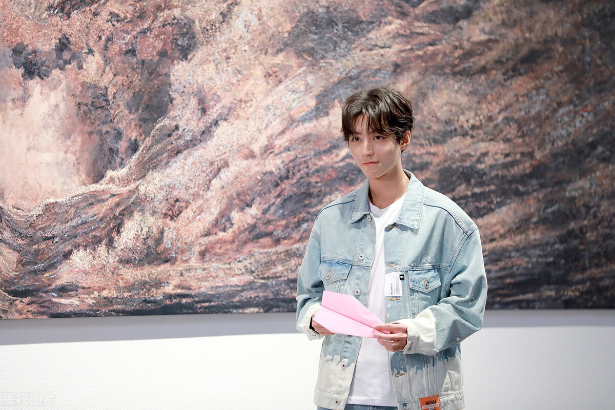 王俊凯电影《1921》妆前花絮海报公开,白衣少年超帅气