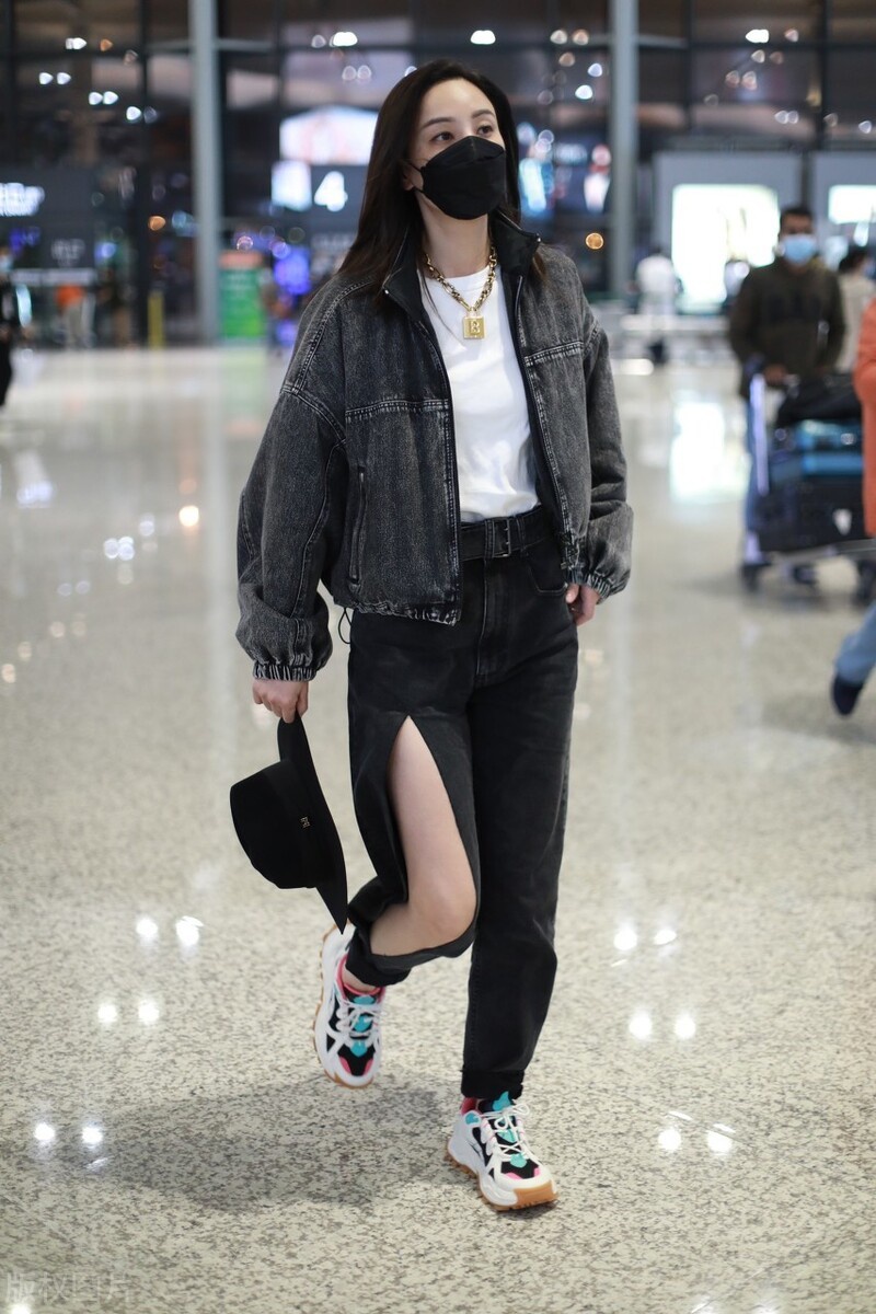 郑希怡穿牛仔外套又美又飒,长裤拉开秀美腿不畏寒冷
