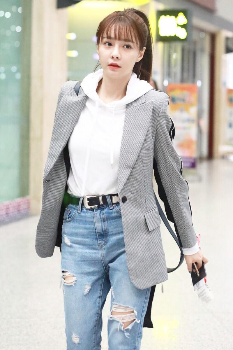 沈梦辰品味进步不少,穿格纹西装配连帽卫衣,比穿搭博主更有感觉