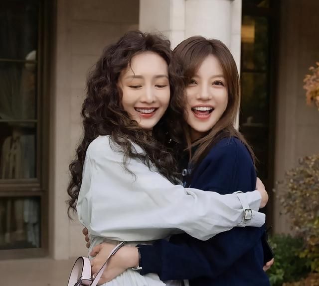 杨幂王鸥先后晒和赵薇合照,同一个拥抱姿势,闻到一股较劲的味道