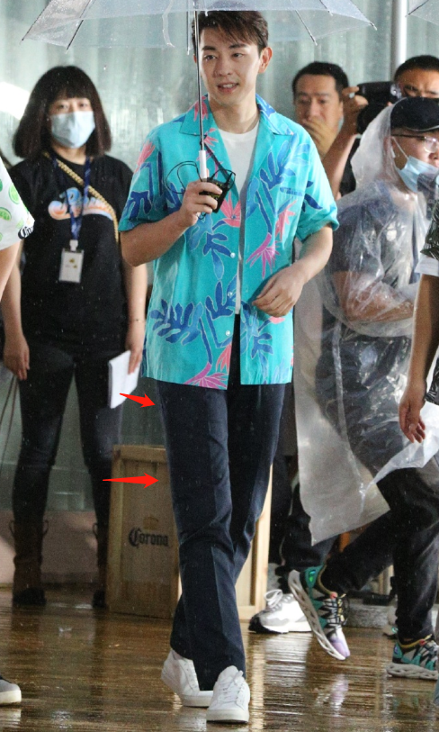 邓伦海滩风造型出席活动生图暴露真实颜值与精修胖若两人