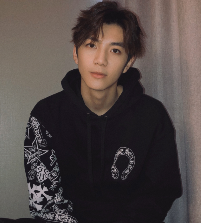 如果你们不熟悉张镐濂那在看到他这组照片时也能够立马清楚他就是洪欣