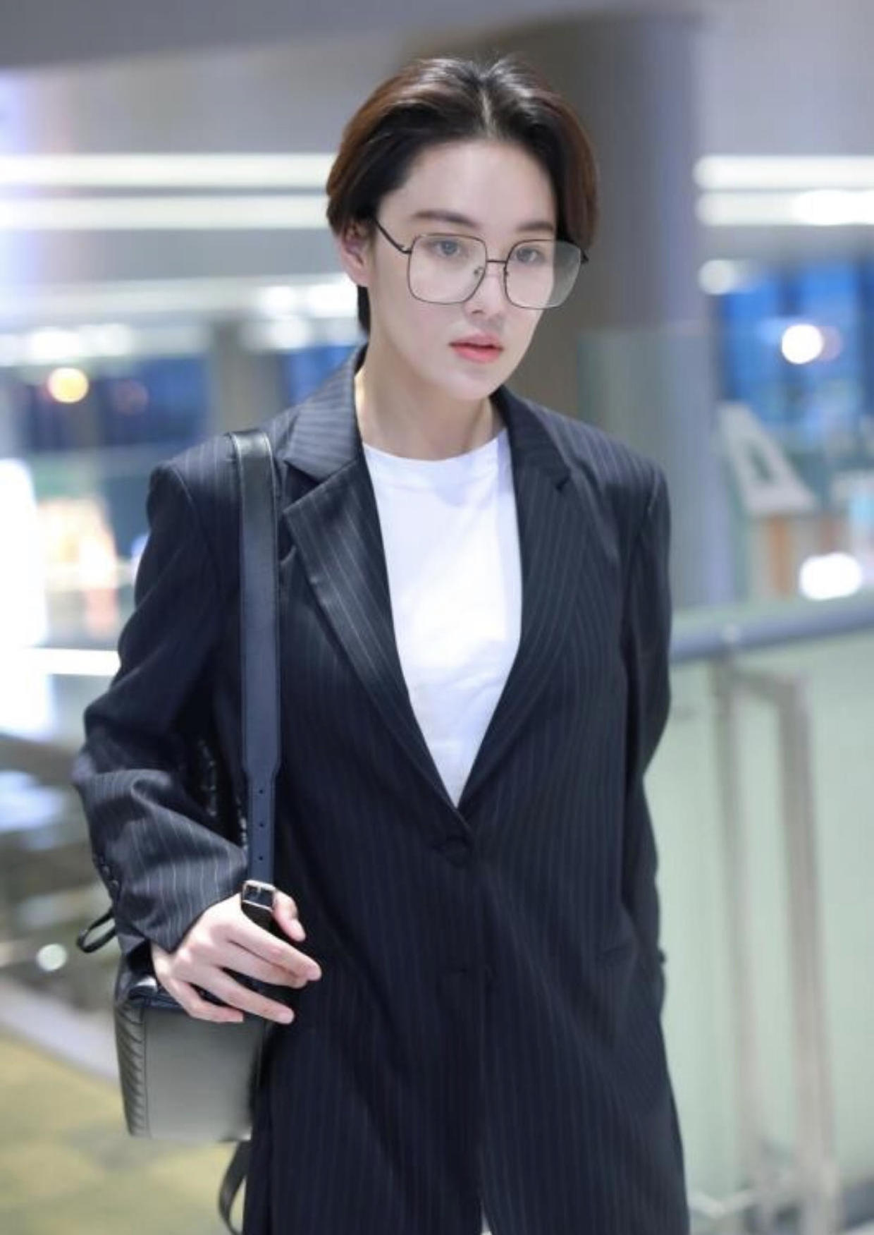 张馨予剪了短发穿起了西装比男的还帅方框眼镜酷感十足