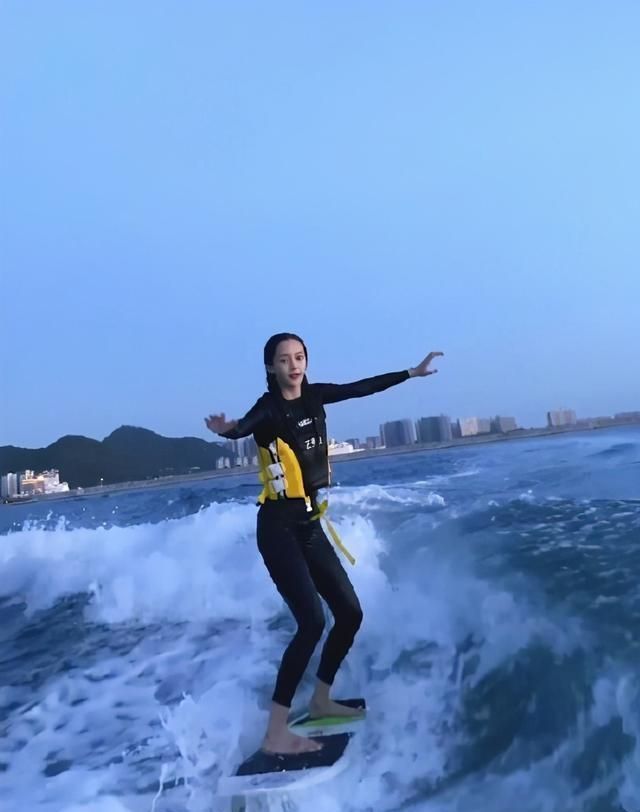 angelababy冲浪好帅气掉海里不忘比心超甜超可爱