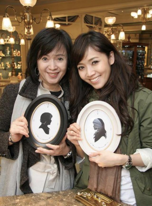 侯佩岑罕见晒全家福与老公扮恐龙逗儿子开心互动画面太温馨