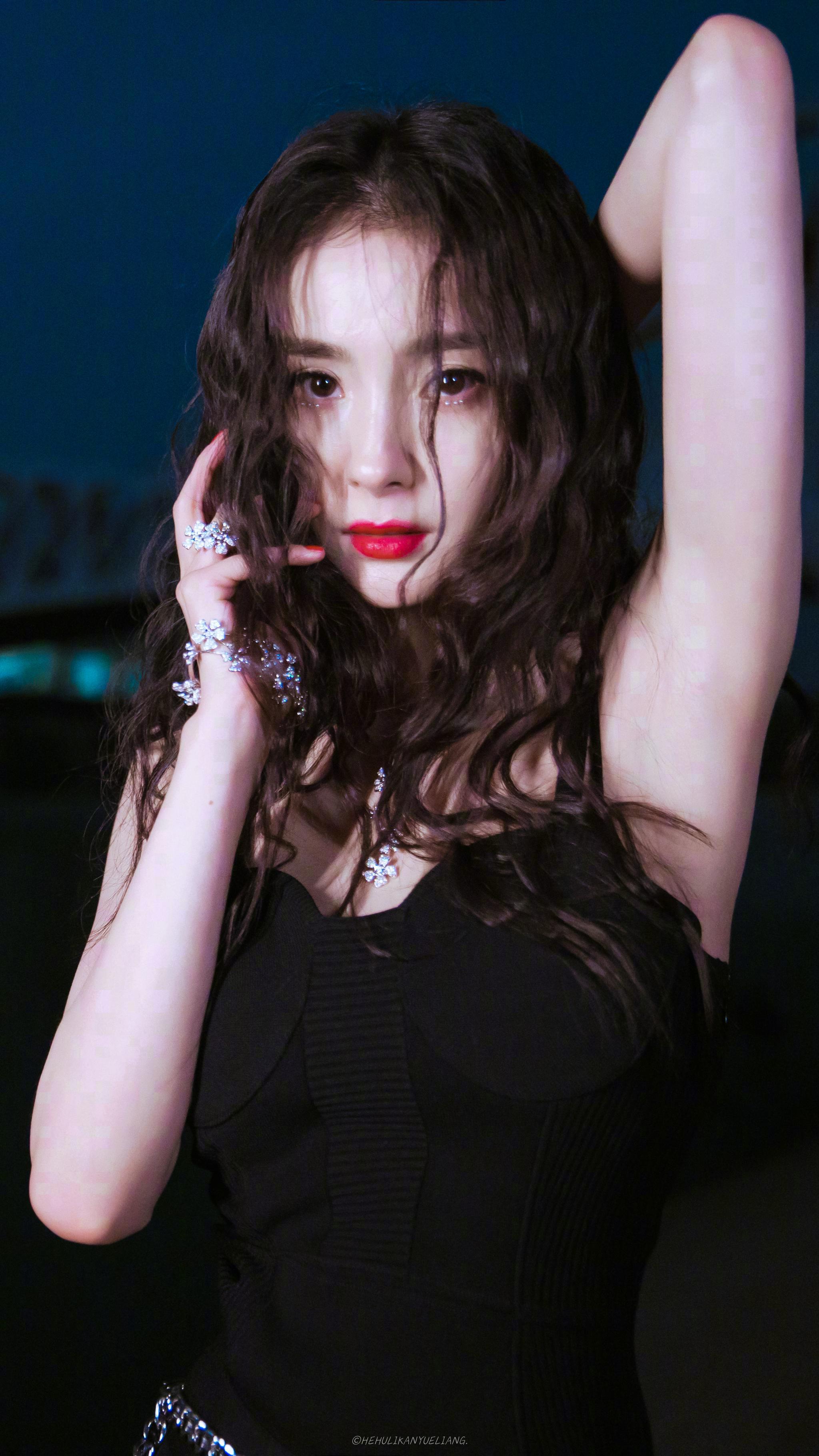 杨幂今晚的状态真绝了,一头羊毛卷,身着吊带裙