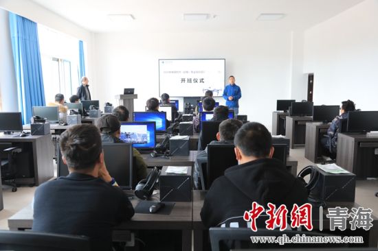 图为在青海省首座电力巡检无人机培训基地，首批学员正在设备维保室学习无人机组装。谢莉蓉摄