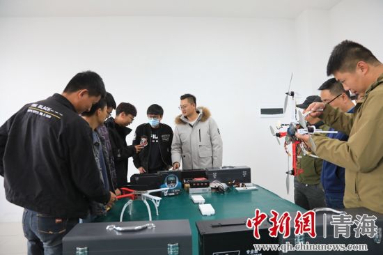 图为青海省首座电力巡检无人机培训基地落成启用应该首批学员。谢莉蓉摄