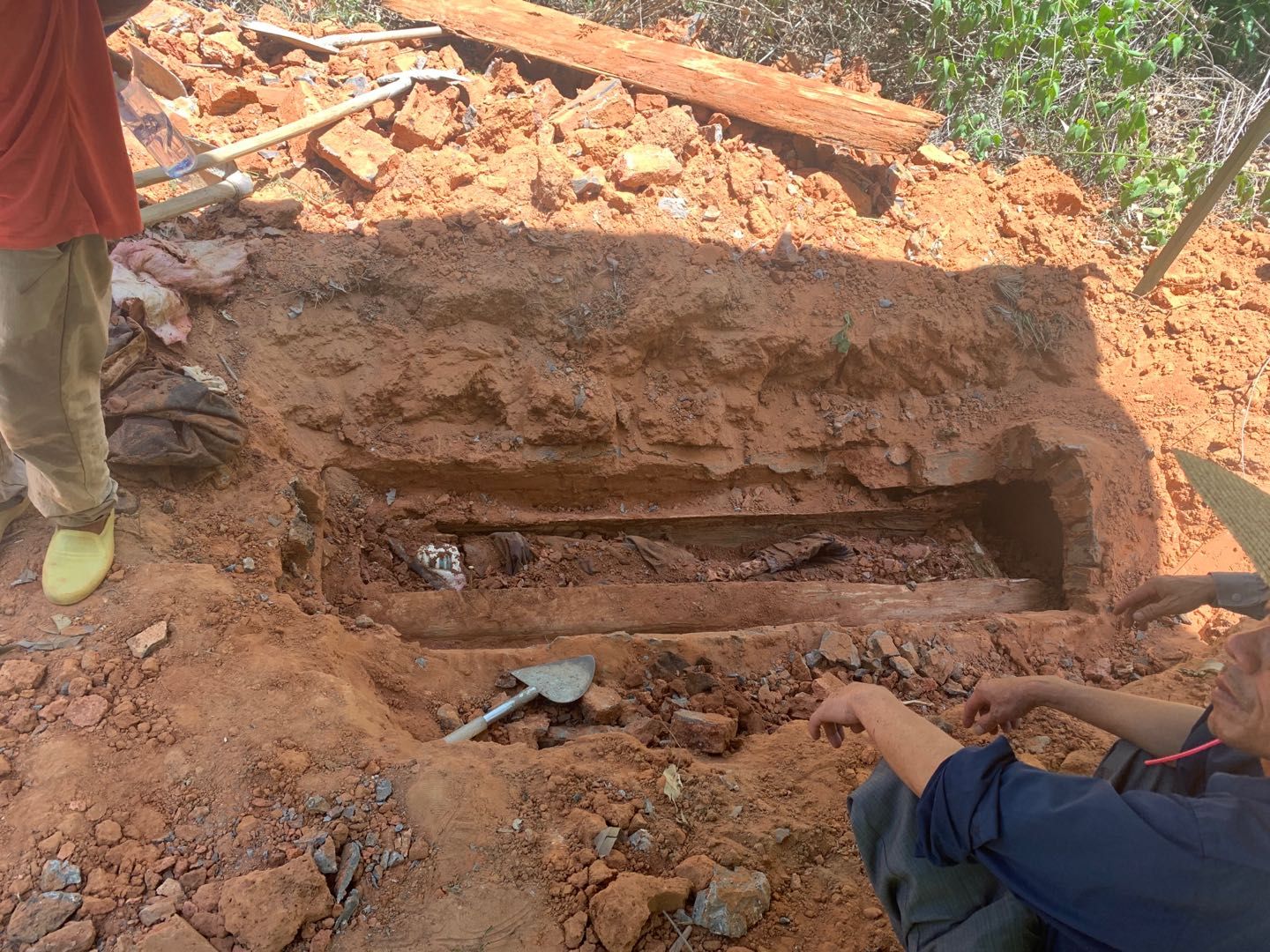 开棺验尸现场.受访者供图