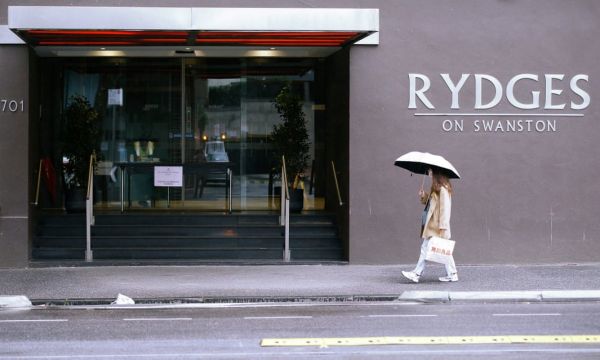 位于墨尔本市斯旺斯顿街的里吉斯酒店是负责隔离的酒店之一（英国《卫报》网站）