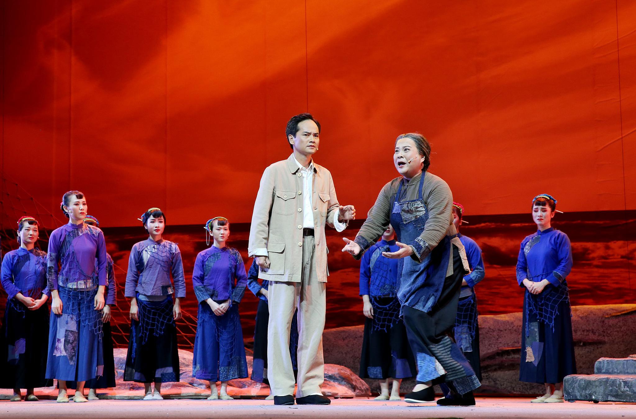 芗剧现代戏《谷文昌》在漳州市区人民剧场展演