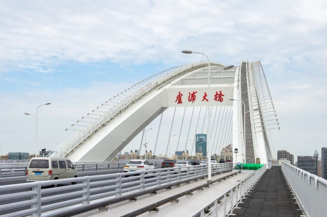 交通17岁的卢浦大桥悄悄化了个淡妆