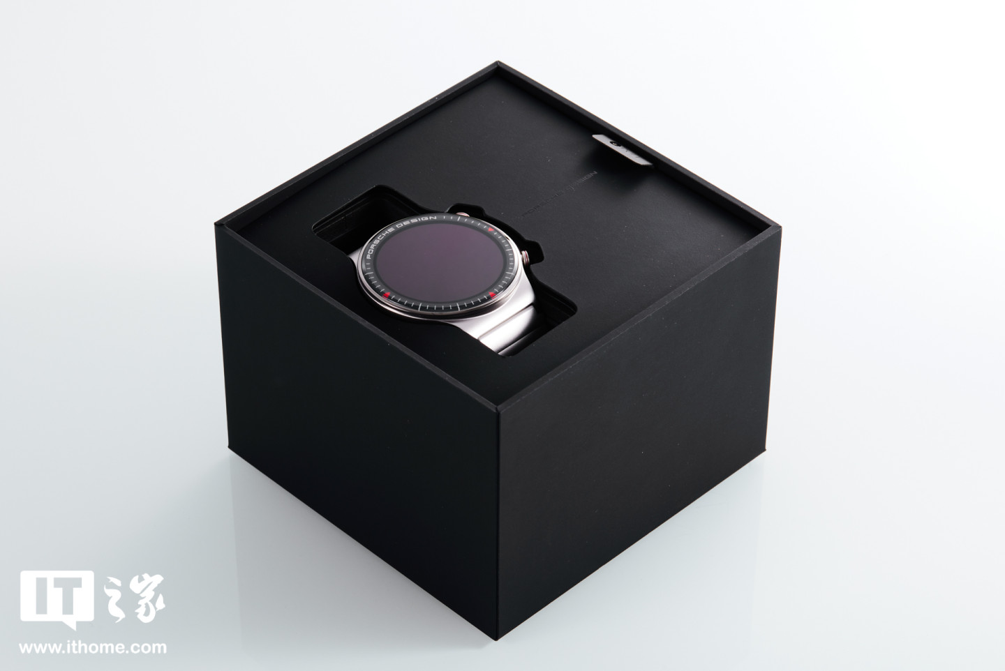 华为 watch gt2 保时捷设计款搭载一体性设计的钛金属蝶形表扣,轻轻一