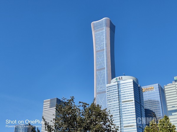 一加 8t的这颗4800万主摄是一加手机的老朋友了,所以可以看到在调校上