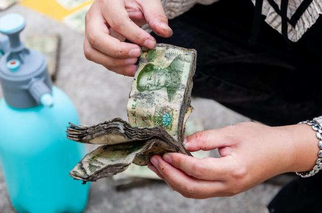 银行突然来了一笔"大业务",钱都是用麻袋装的