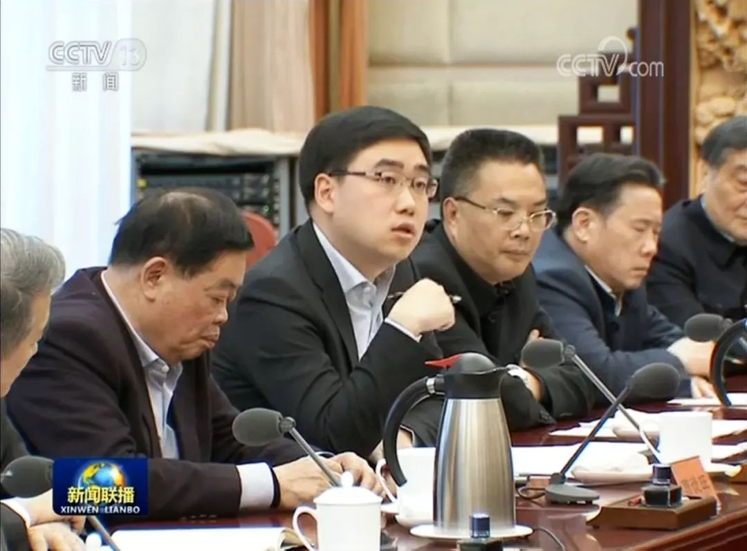 程维(中)在民营企业家迎春会谈会中说话