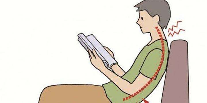 不良姿势:长时间低头,电脑前工作,躺着看书看手机,枕头过高过低,坐位