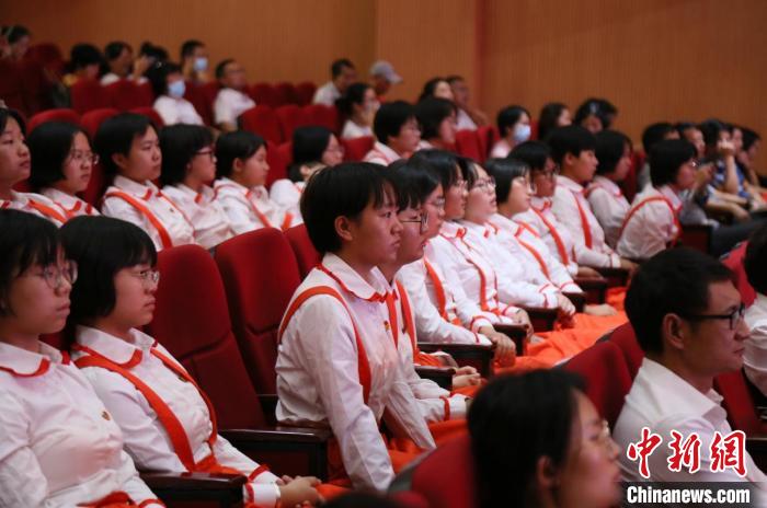 图为丽江市华坪女子高级中学学生在报告会现场聆听。　刀志楠 摄