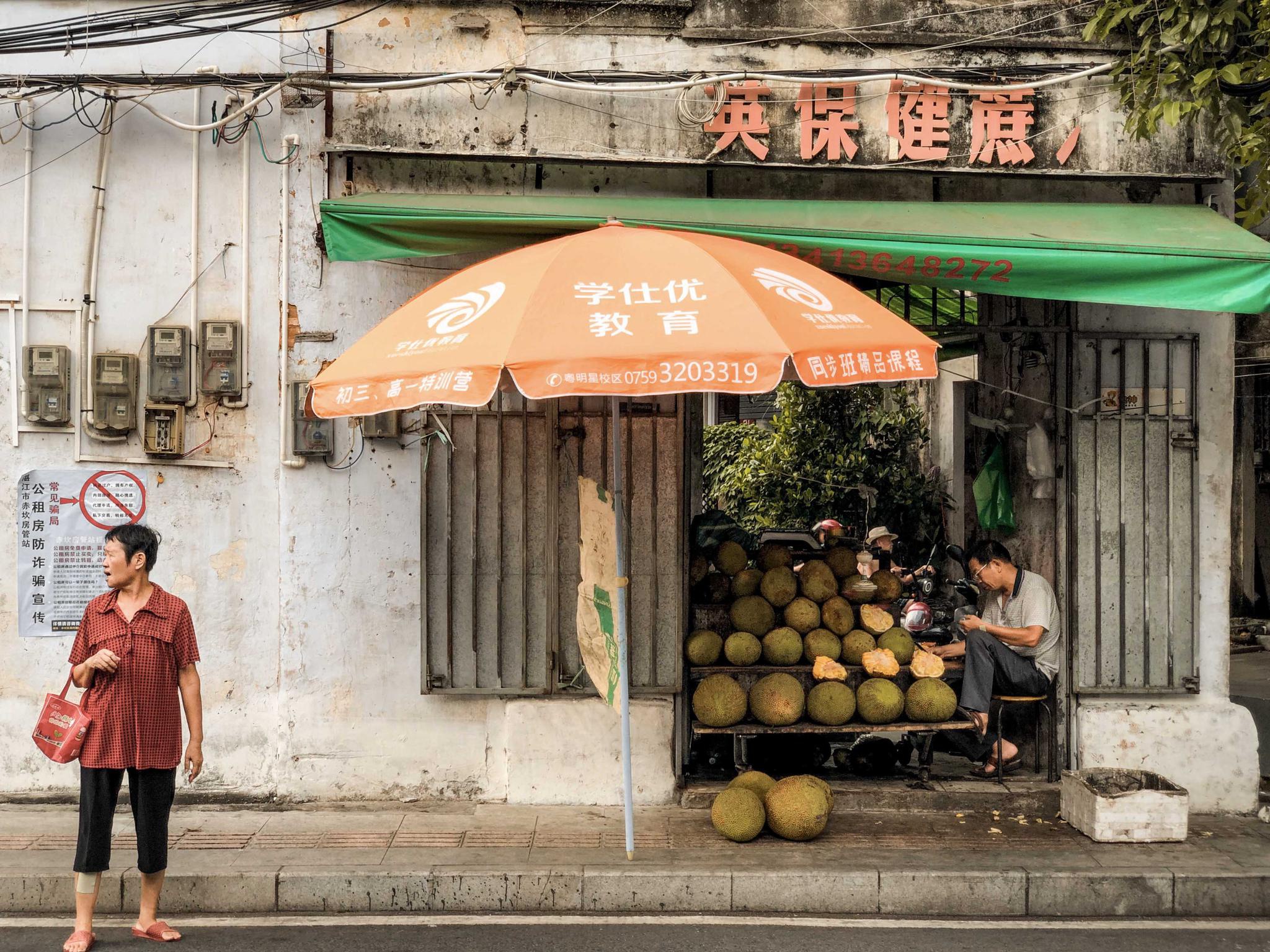 街头拐角处的卖菠萝蜜的店家