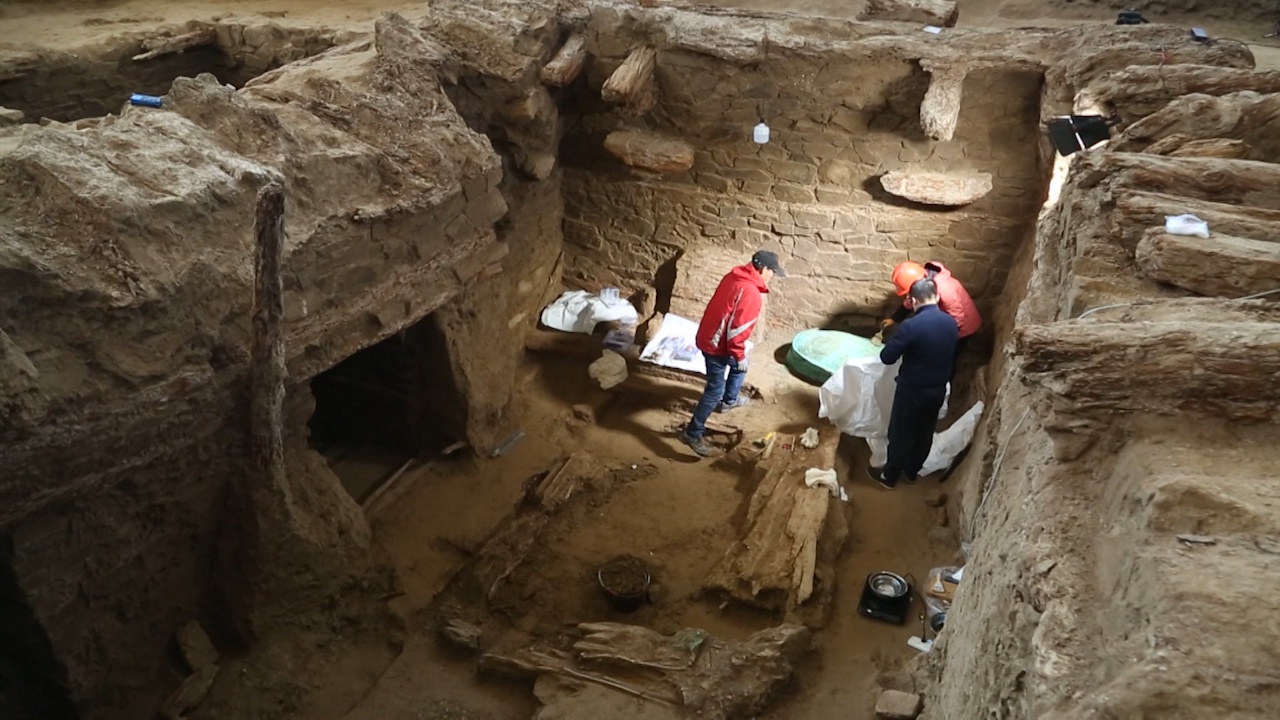 青海都兰热水2018血渭一号墓木石五神殿壁画彩棺全