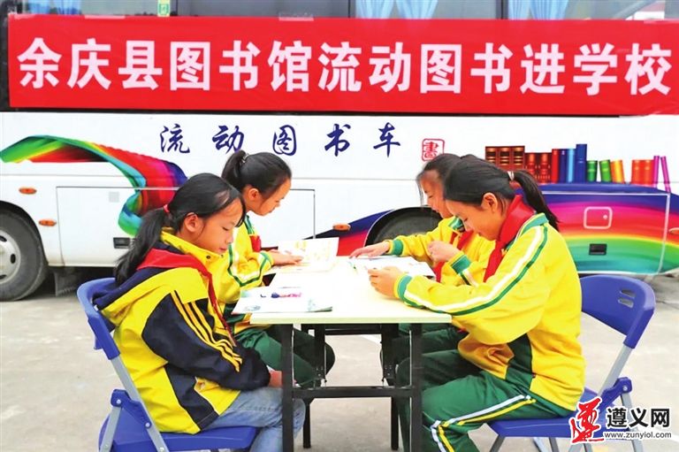正文  据悉,流动图书车共配备了2000余册书籍,包括儿童文学,卡通读物