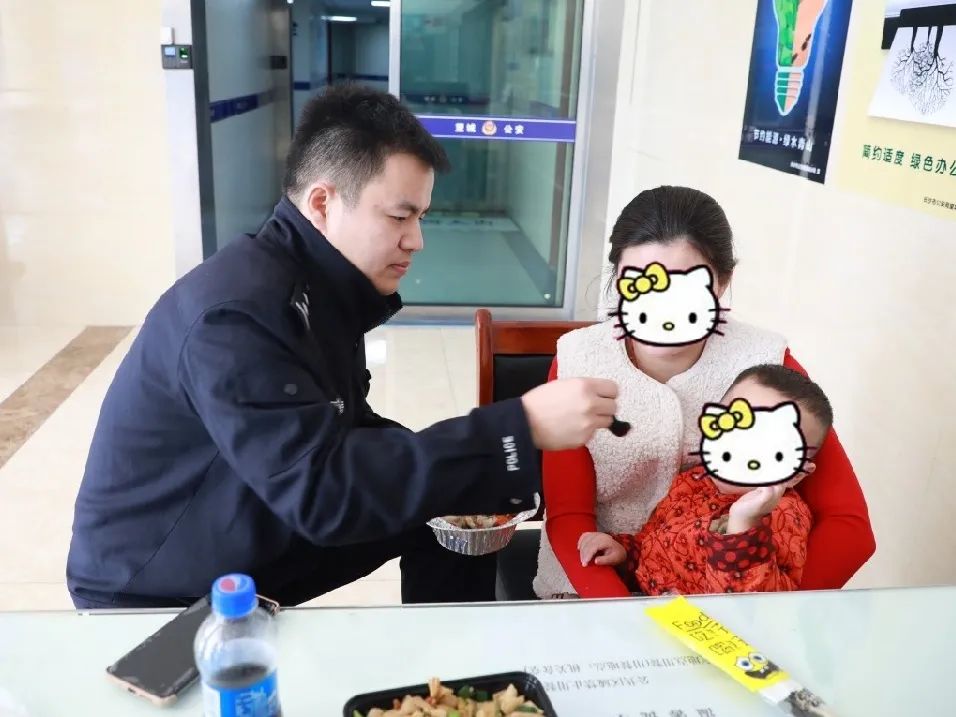 民警刘志雄悉心照料嫌疑人的孩子。通讯员 供图