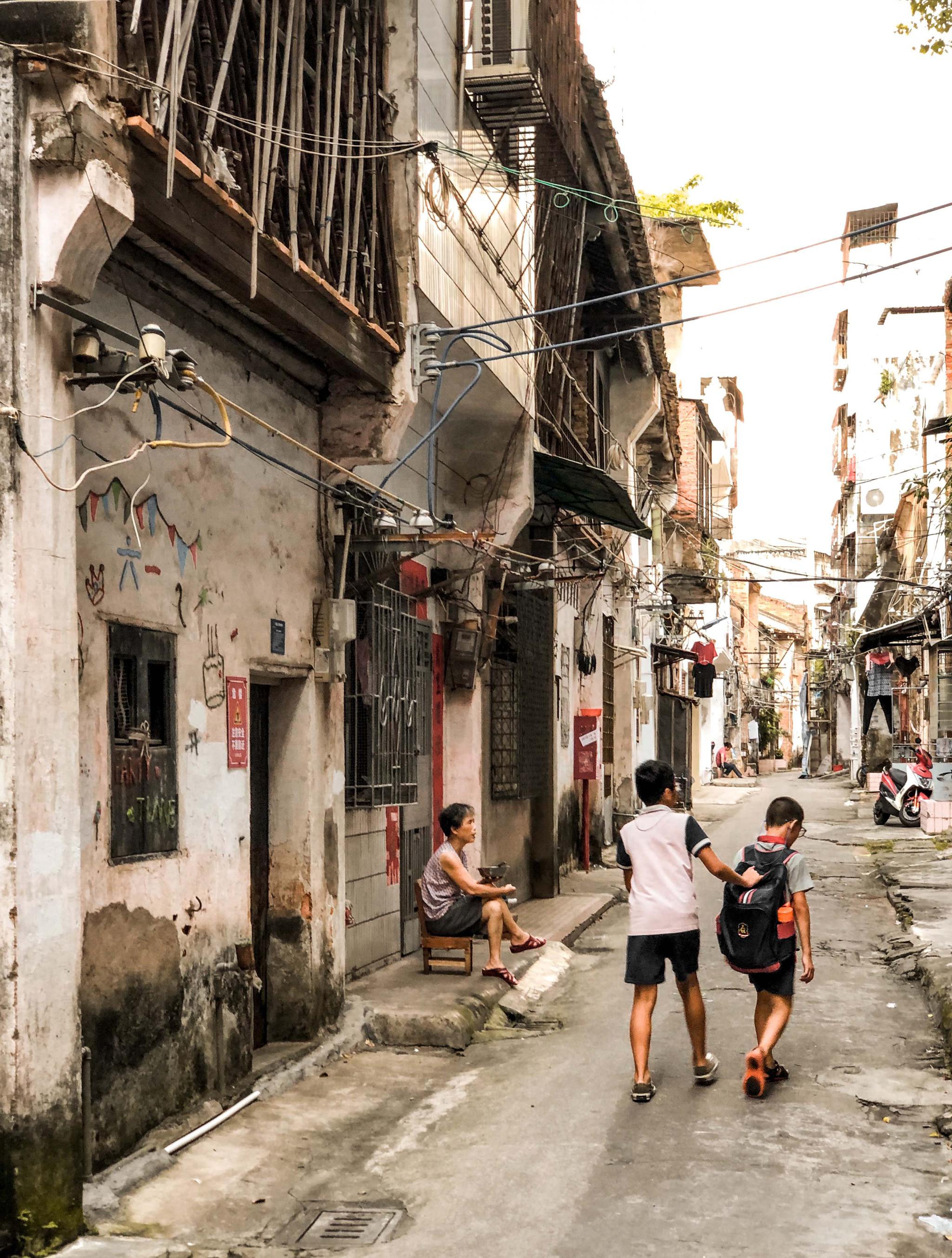 大通街上游戏的同学们