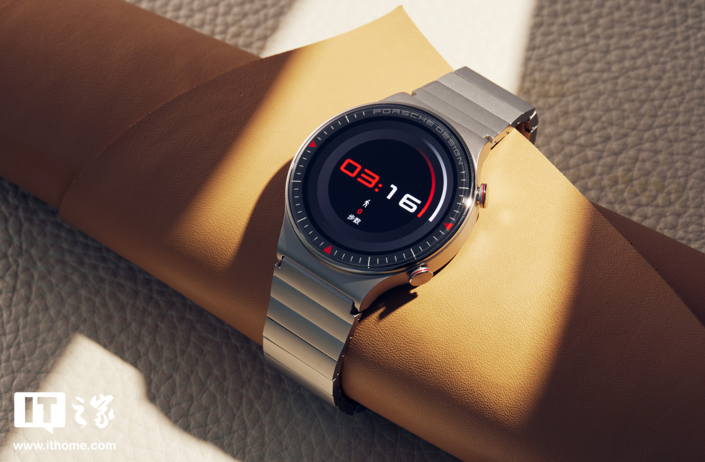 华为 watch gt2 保时捷设计款在 watch gt2 pro 的功能基础上,外观及