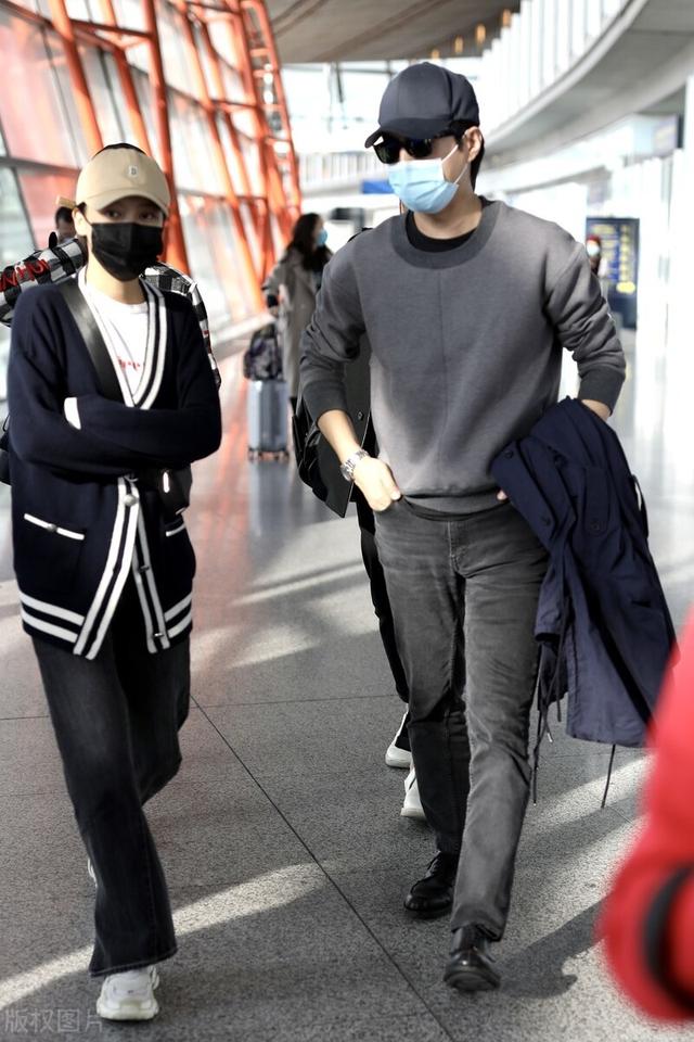 靳东,辛芷蕾一起现身机场,两人黑色穿搭走出气场范