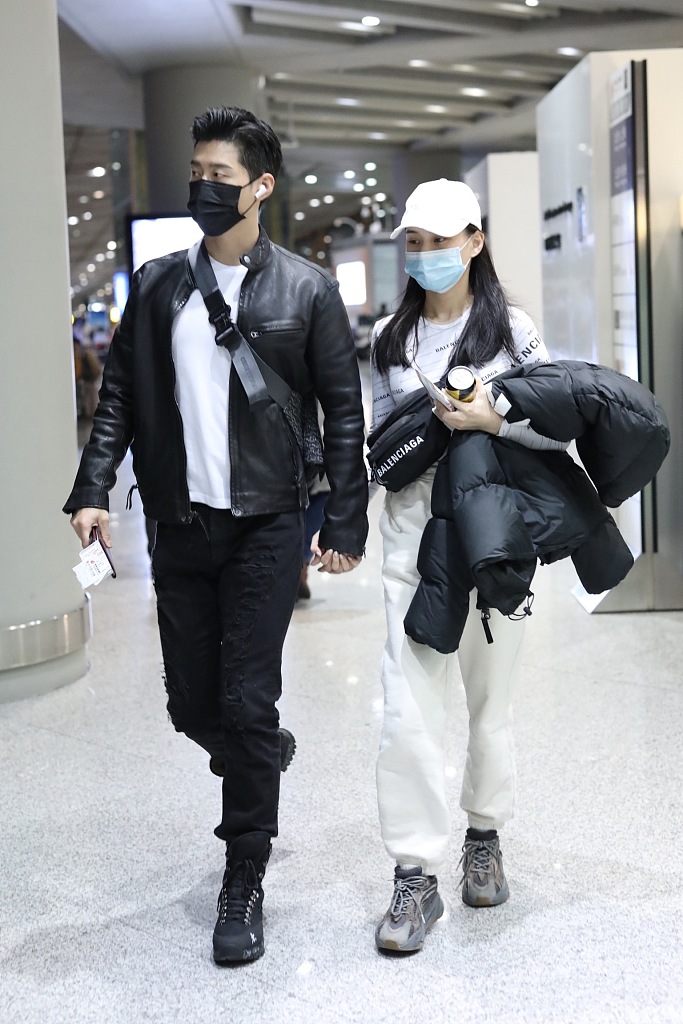 何超莲牵手窦骁走机场穿运动装很普通但她的确是真名媛