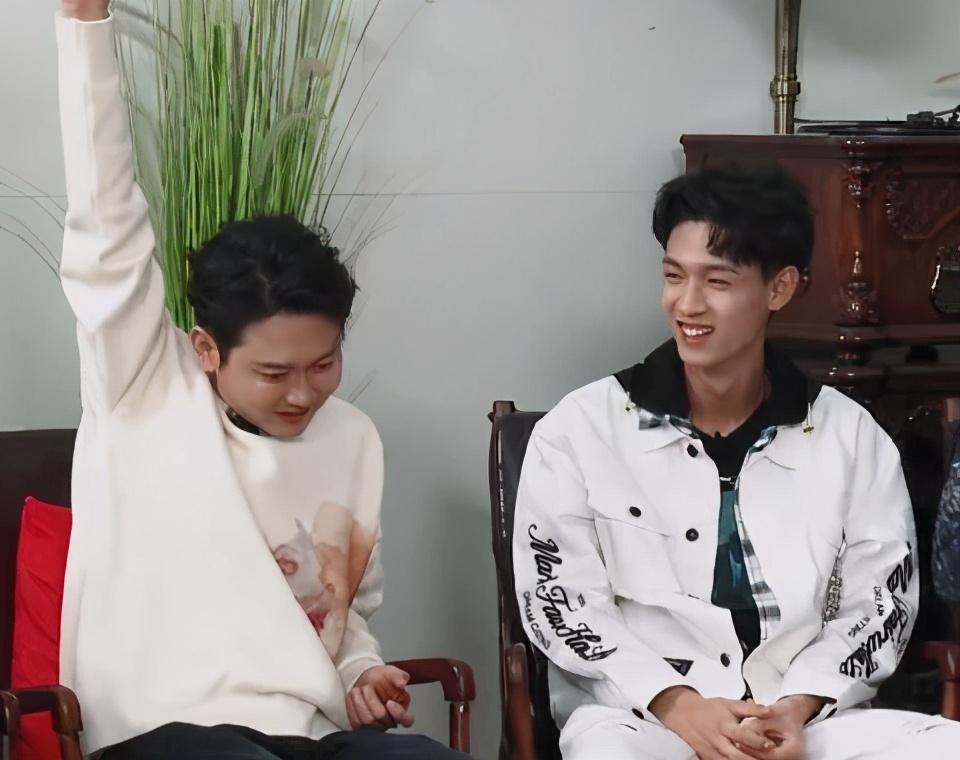 孟鹤堂获得《斗笑社》冠军时,镜头切换到秦霄贤,反应让人意外