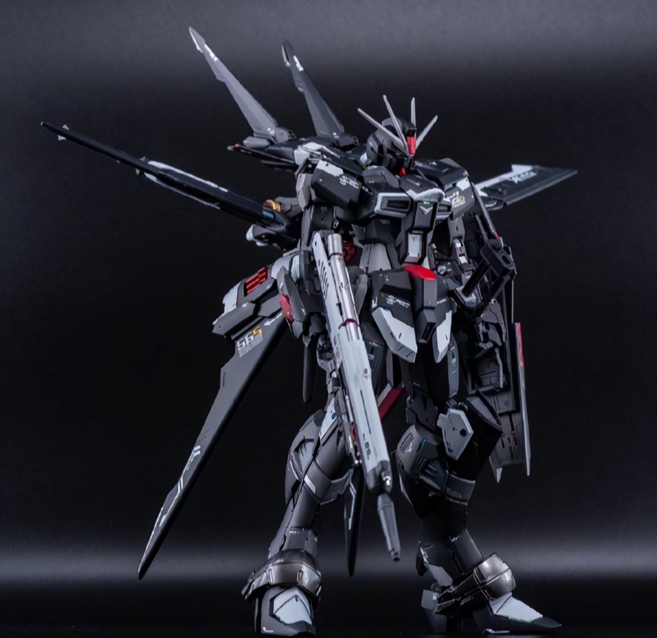 容易被认成漆黑强袭的venom脉冲高达模型