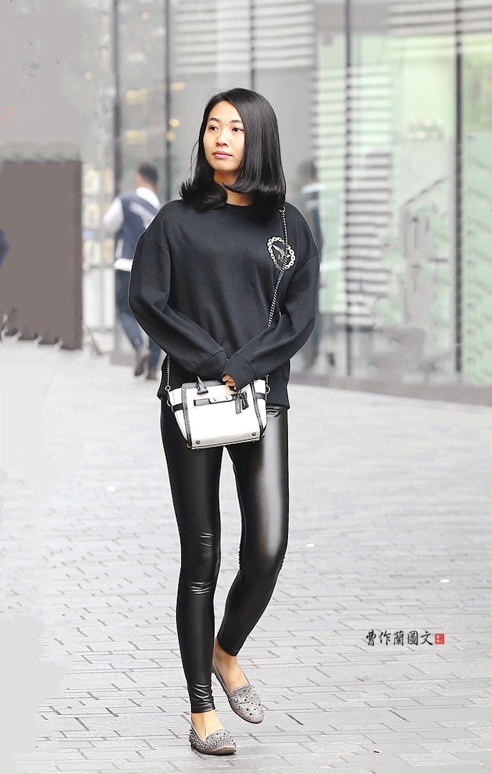 街拍皮裤美女演绎搭配秋装新方案