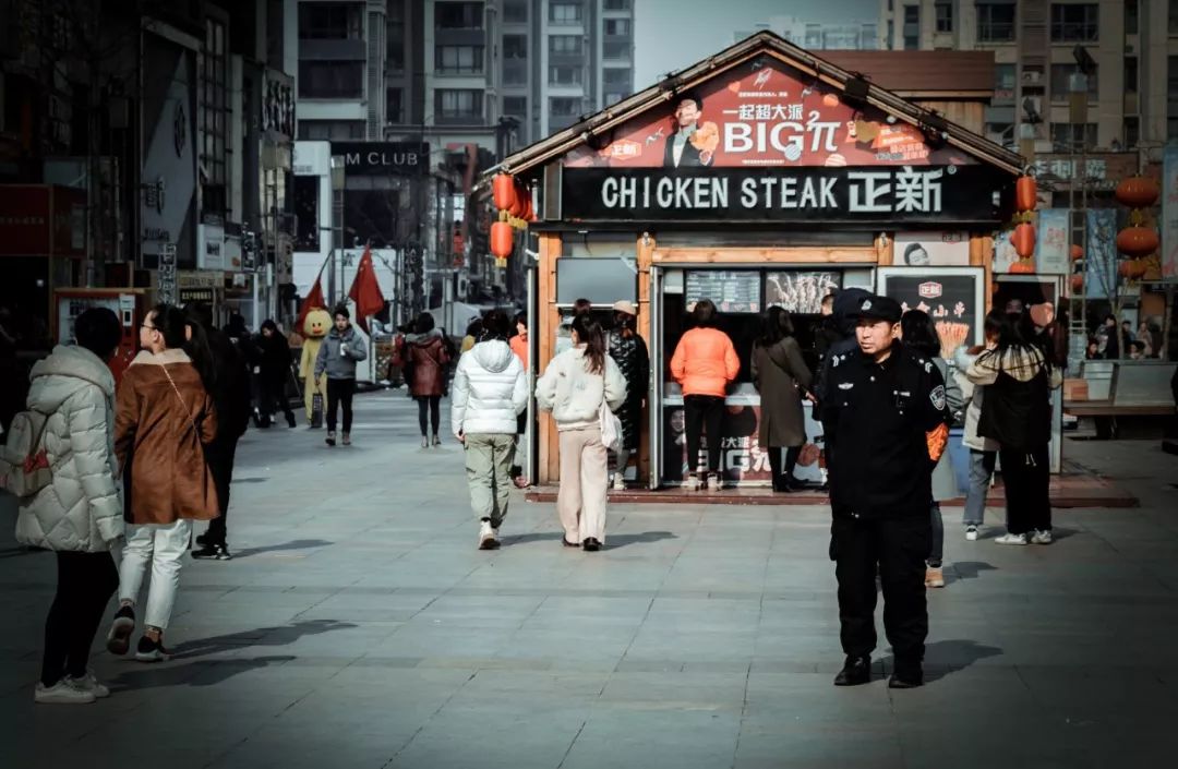 鸡排界的"蜜雪冰城":县城最low的店,却火到没有对手,年卖70亿休闲区蓝鸢梦想 - Www.slyday.coM 鸡排界的"蜜雪冰城":县城最low的店,却火到没有对手,年卖70亿休闲区蓝鸢梦想 - Www.slyday.coM