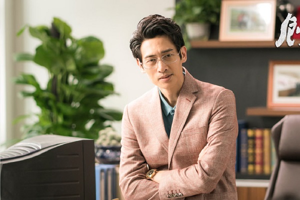 他就是公磊,剧中饰演江城.