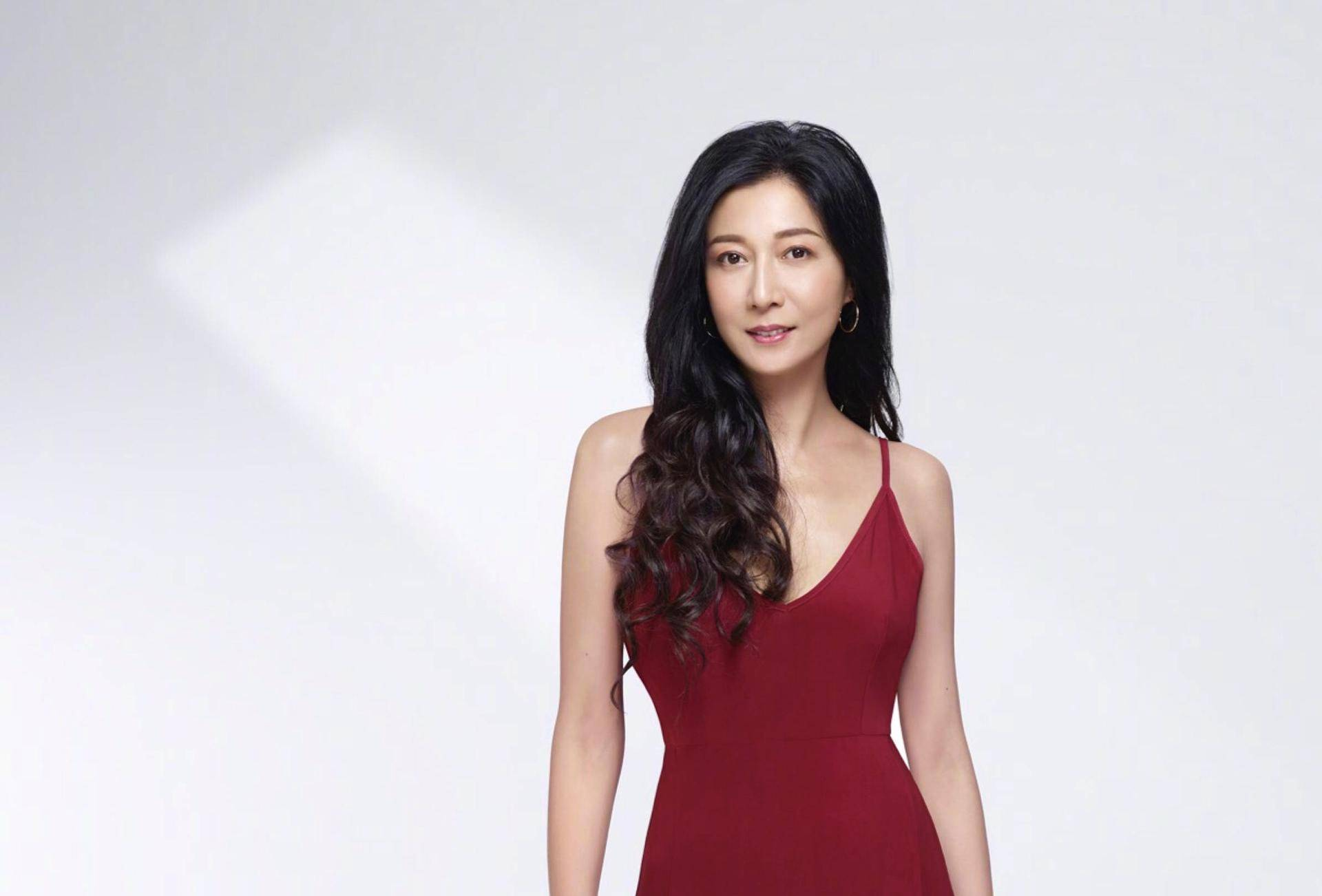 吴绮莉晒自己18岁旧照一头短发超有灵气网友难怪曾迷倒成龙