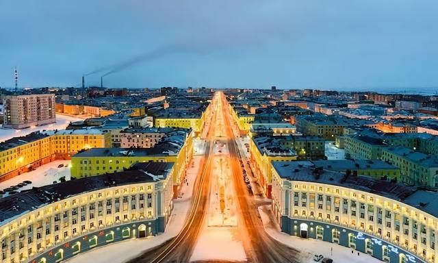 城市修建在亚洲最北边的泰梅尔半岛上,地处北极圈以北250英里,是世界