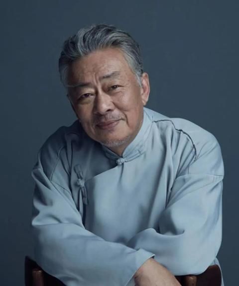 被称为最帅老戏骨的他,独自带着患病的儿子,现和