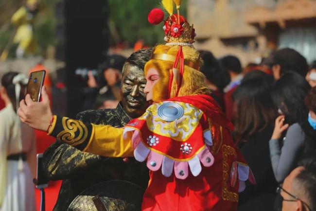 还有全网拥有300万 粉丝的中国铜人行为艺术户外第一人铜人宝哥来到