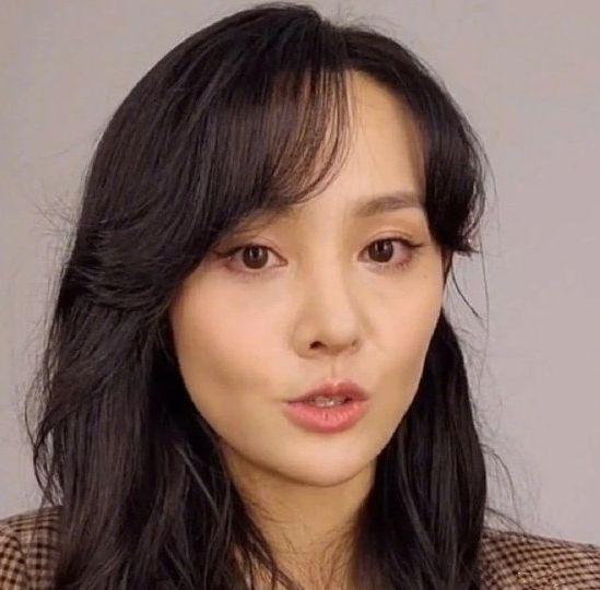 郑爽生图曝光瘦脱相法令纹严重显老态驼背明显毫无气质