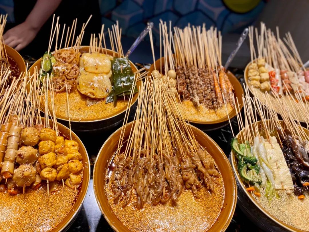 成都超火小吃钵钵鸡来长春了,麻辣鲜香吸引不少人排队品尝|钵钵鸡|麻